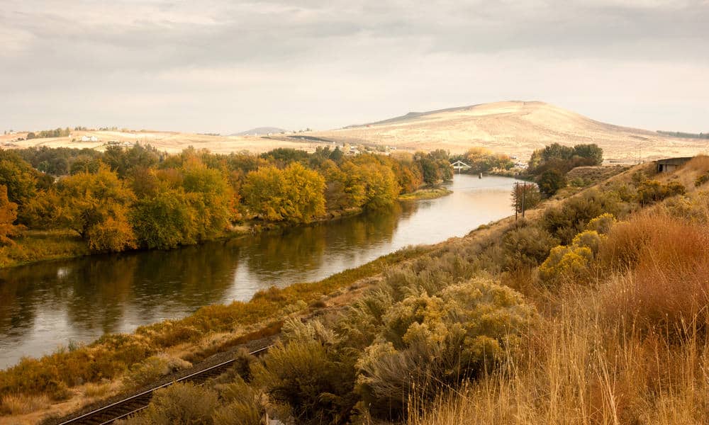 A photo of the Yakima River in the fall